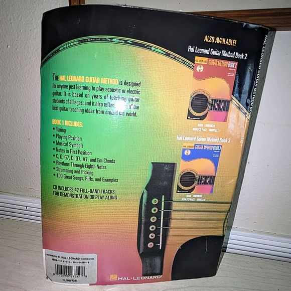 Hal Leonard Guitar Method Book 1 | Beginnerโs Guitar Guide with CD ๐ธ๐ถ - Picture 4 of 4